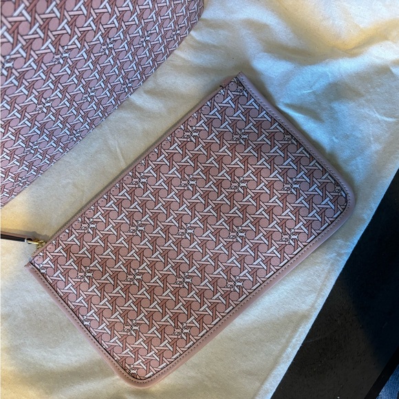 Brand New Tory Burch Ever Ready Monogram Tote - Picture 2 of 7